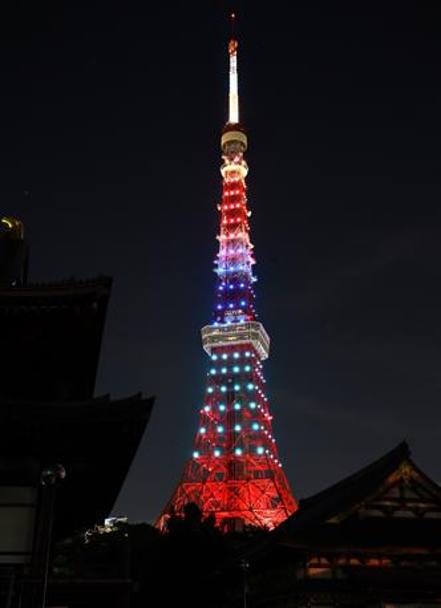 La Tokyo Tower illuminata coi colori della Paralimpiade. Afp